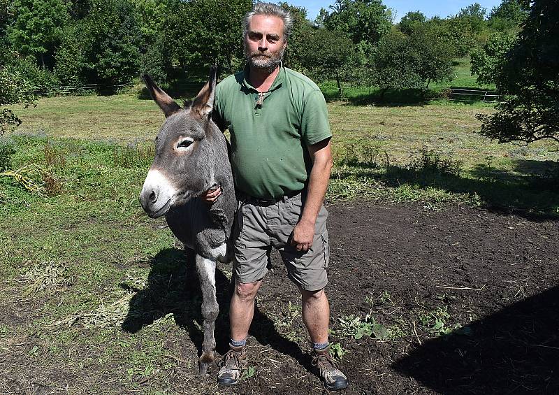 V malé vesničce Chmelištná na okraji vojenského prostoru v Doupovských horách na pomezí Podbořanska a Kadaňska funguje farma pro kontakt lidí se zvířaty a přírodou. Její duší je Václav Staněk.