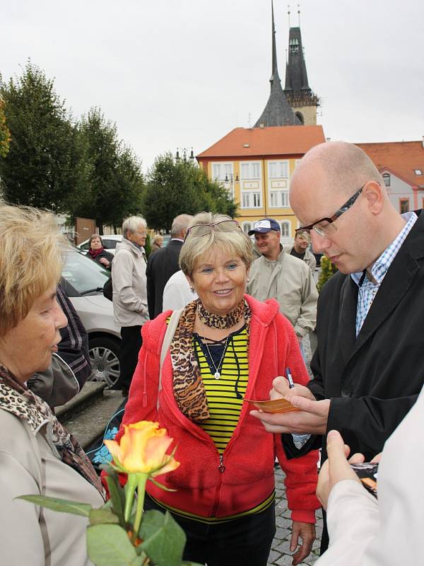 Předseda vlády Bohuslav Sobotka s občany na Mírovém náměstí v Lounech