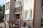 Ve Vroutku na Podbořansku odnesl vítr střechu jednoho z bytových domů.