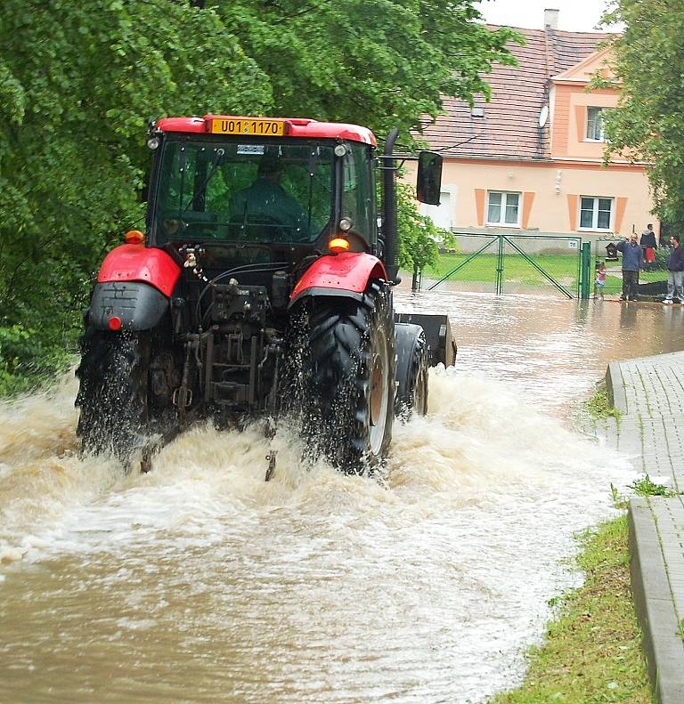 Hasiči a obyvatelé Bitozevsi se snaží zabránit větším škodám.