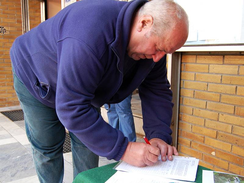 Podepisovala se také petice proti úložišti a průzkumům