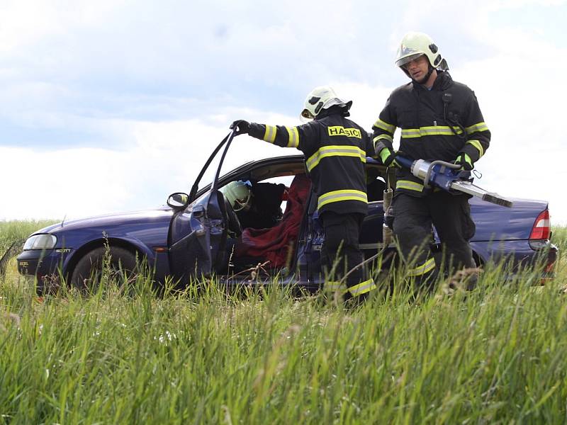 Hasiči ukázali, jak se vyprošťují osoby z havarovaného vozu