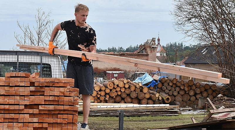 Stebno. Čtyři dny po ničivé bouři. Poničené střechy domů jsou provizorně zakryté plachtami, ve vesnici se dokončuje úklid. Teď se začne opravovat.