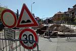 Dopravní značení v Žatci upozorňující na uzavřenou ulici Volyňských Čechů