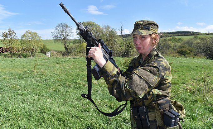 Lenka Jonáková je od loňského podzimu členkou aktivních záloh ozbrojených sil ČR. Před pár dny byla na svém prvním vojenském cvičení..