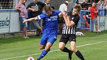 Fotbalisté Loun (v modrém) si již v domácím poháru nezahrají. Podlehli doma Brandýsu 0:2.