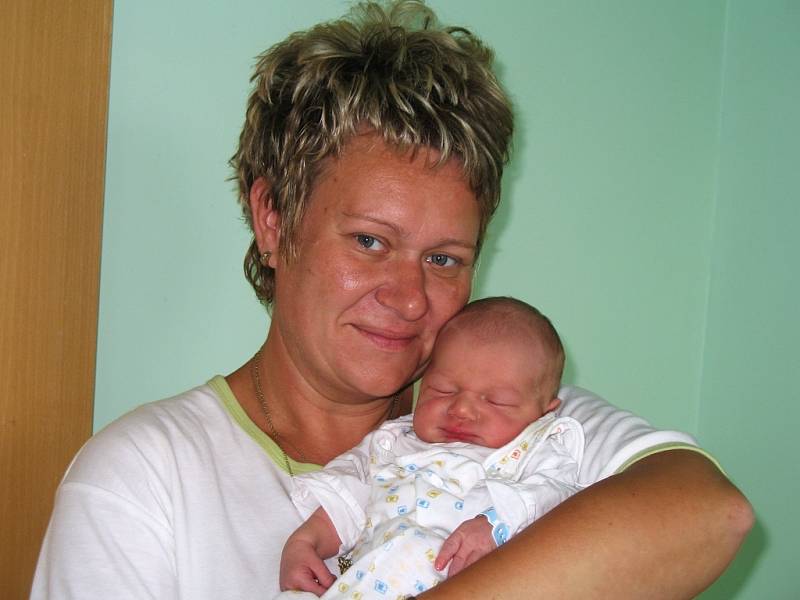 Mamince Andree Čejkové ze Žatce se 8. června v  10.45 hodin narodil syn Jakub Čejka. Vážil 3,82  kg a měřil 54 cm.