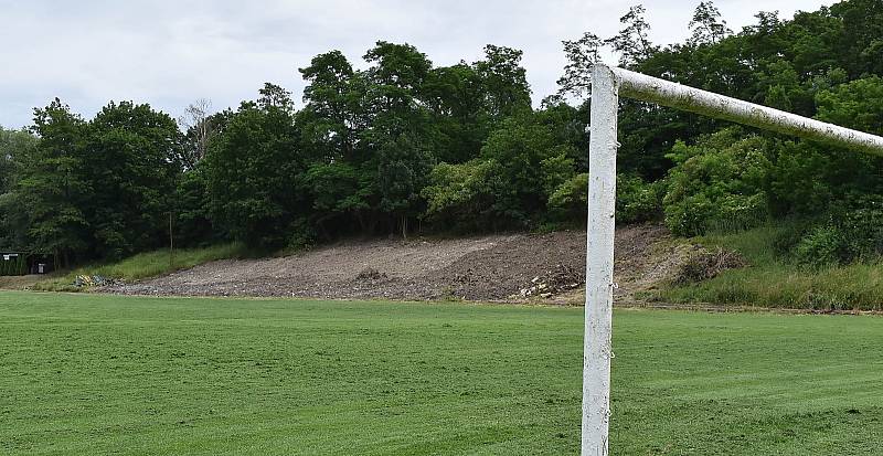 Na fotbalovém stadionu v Žatci jsou v plném proudu práce na výstavbě nové tribuny.