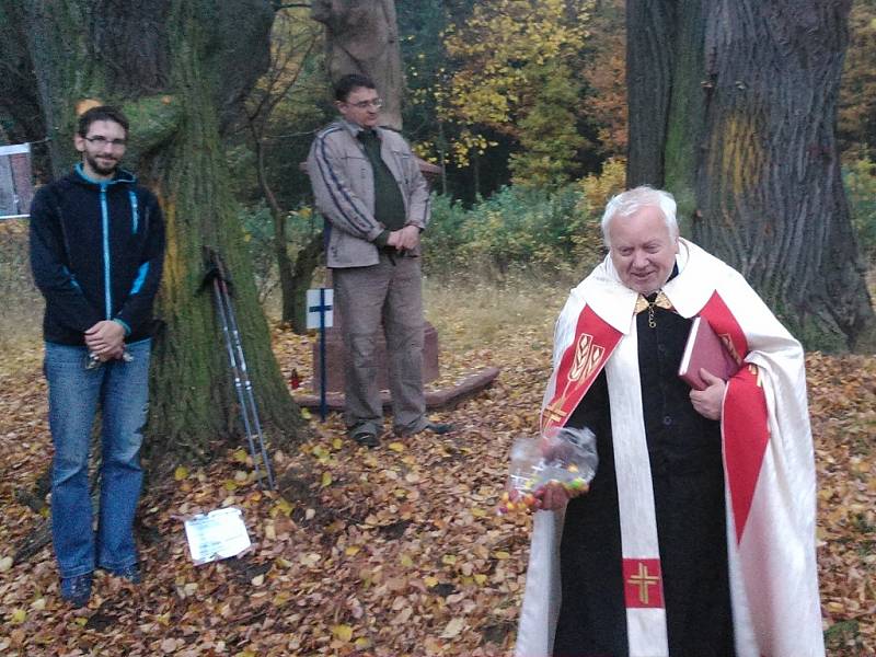 David Šebesta z občanského sdružení Budíček ve Vroutku, Martin Gutzer, tajemník Městského úřadu  Podbořany, a Alexander Siudzik, farář římskokatolické církve v Podbořanech (zleva)