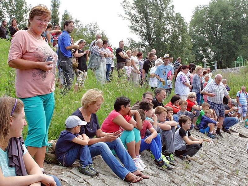 Sobotní neckyáda v Žatci - tradiční veselá plavba po Ohři do Zálužic.