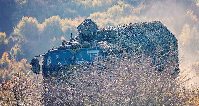 Technika a výzbroj žateckých vojáků. Pro boj mají k dispozici kolové obrněné transportéry Pandur, nákladní auta Tatra, lehká obrněná vozidla Iveco, nová terénní osobní auta Toyota Hilux, pistole, pušky, kulomety, minomety nebo pancéřovky RPG 7.