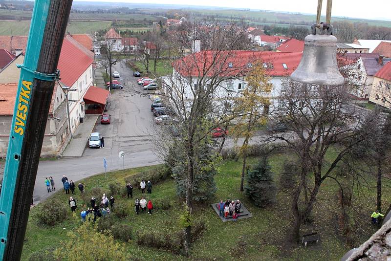 Kostel v Liběšicích má nový zvon. Do věže ho vyzvedl jeřáb 