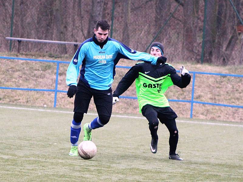 Fotbalisté Chlumčan (v zeleném) porazili celek Tuchořic 5:4 (2:2).