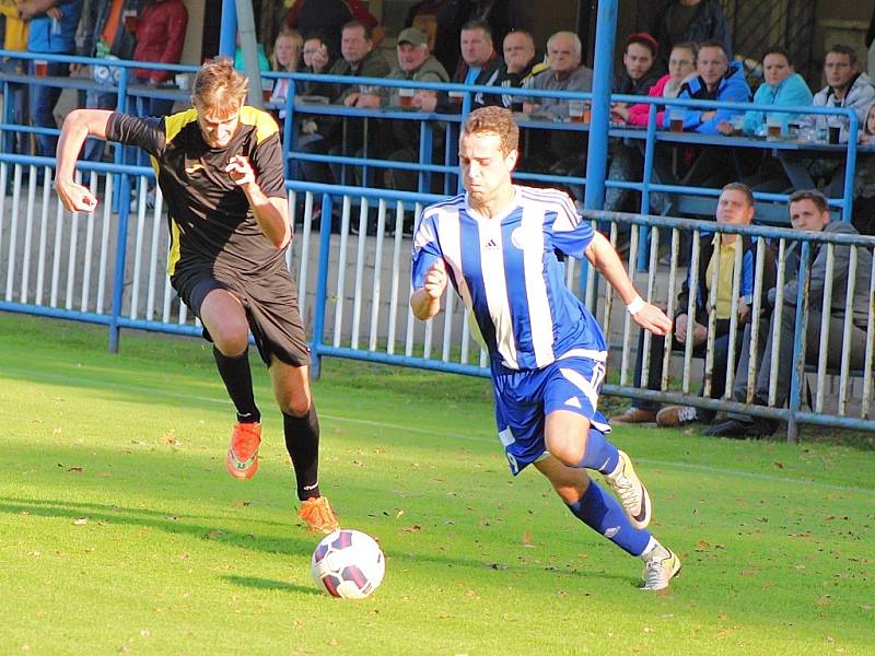 Postoloprty (v modrém) - Kryry 3:0 (0:0), sobotní utkání krajské 1. A třídy fotbalistů.