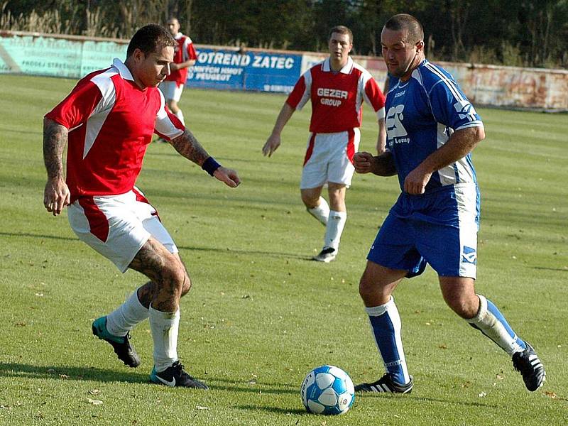 Fotbalové utkání Žatce C (v modrém) s Dynamem Louny. Na snímku vpravo autor první branky Šidlof