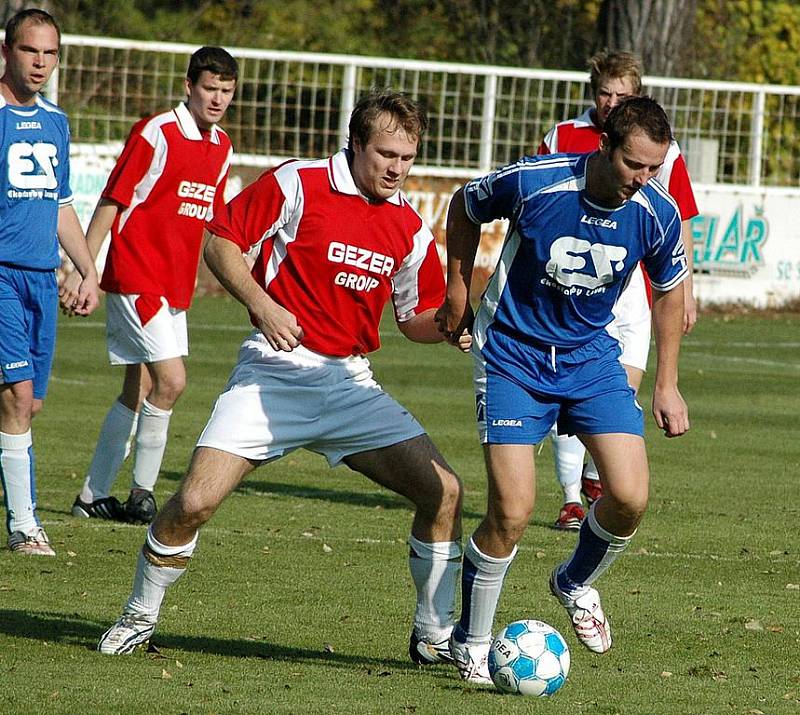 Fotbalové utkání Žatce C (v modrém) s Dynamem Louny. Na snímku Standa Sirový