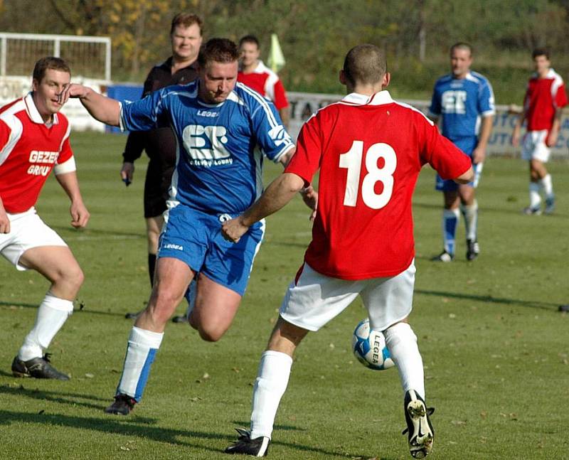 Fotbalové utkání Žatce C (v modrém) s Dynamem Louny. Na snímku Aleš Matas a Jan Vild 