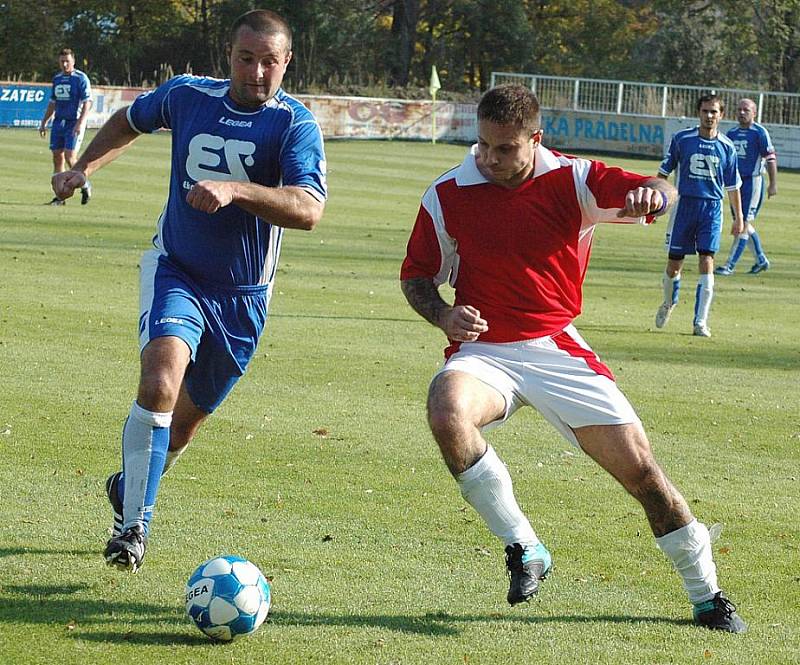Fotbalové utkání Žatce C (v modrém) s Dynamem Louny. Na snímku v souboji Karel Šidlof a Jaromír Kadeřábek