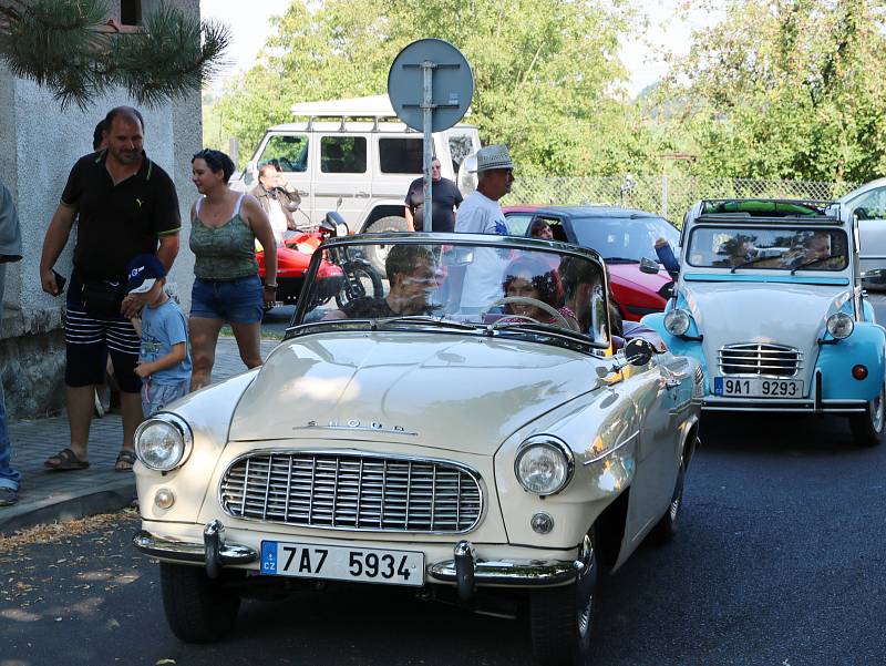 Sraz automobilových veteránů v Hříškově.