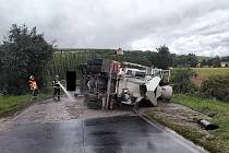 Auto s betonem havarovalo v pondělí 7. srpna u Divic na Lounsku.