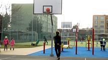 Moderní sportovní hřiště u základní školy v Postoloprtech na Draguši.