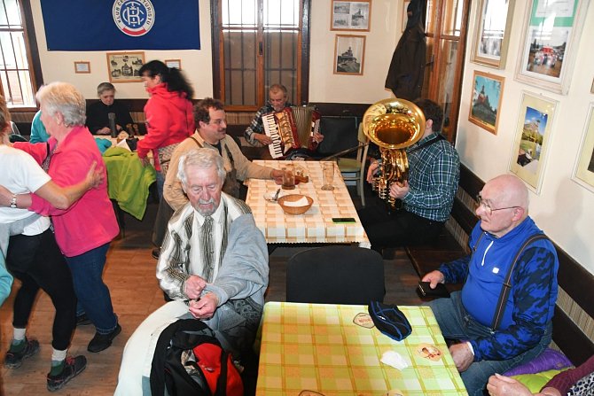 Turisté zahájili novou sezonu na chatě na vrchu Červeňák u Loun