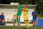 Fotbalisté Slavoje Žatec (ve žlutém) prohráli v pohárovém zápase s Karlovými Vary 2:3