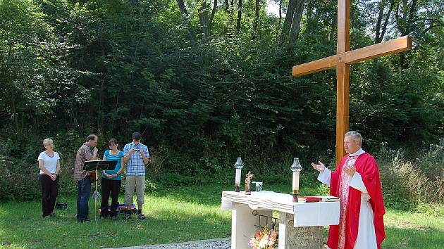 Liběšický farář Vilém Marek Štěpán vedl vzpomínkovou akci u kříže, který vyrostl na místě někdejšího kostela v Měcholupech