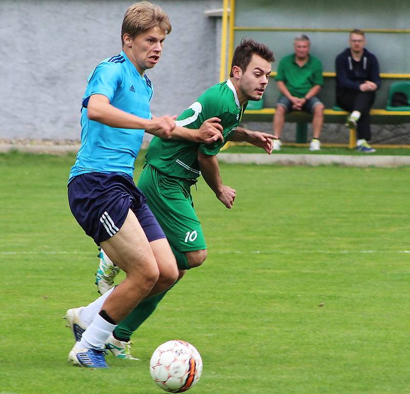 Fotbalisté Slavoje Žatec (v zeleném) porazili Modrou.