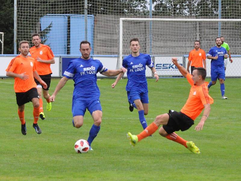 Promarněné šance v prvním poločase mrzely, Rozhodnout musely opět penalty a ty Louny (v modrém) i díky dvěma úspěšným zákrokům Pokorného zvládly.