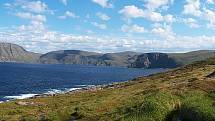 Pohled na Nordkapp z nejsevernějšího výběžku Evropy Knivskjellodden