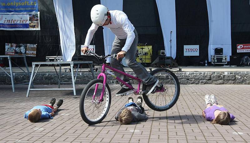 V žateckém letním kině exhibici předvedl i mistr světa v bike-trialu Josef Dressler