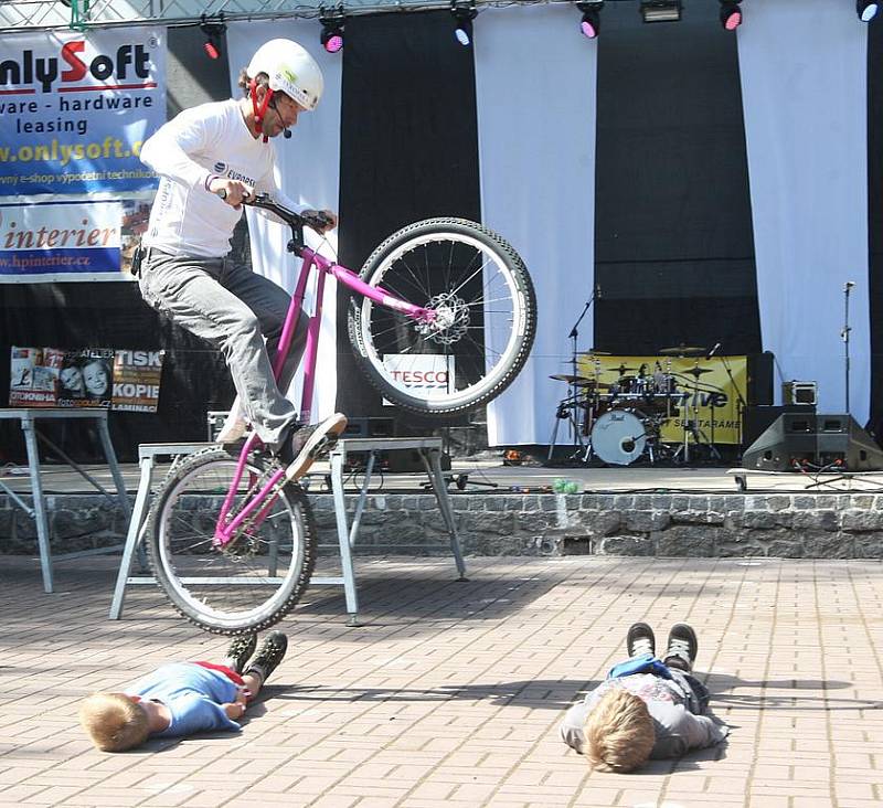 V žateckém letním kině exhibici předvedl i mistr světa v bike-trialu Josef Dressler