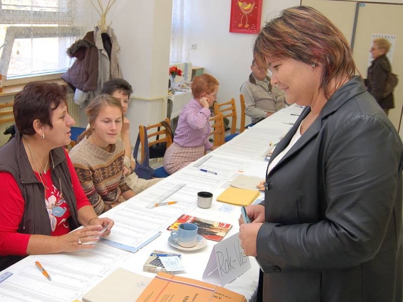 K volbám přišla v sobotu v Žatci do budovy tamní polikliniky také Jarmila Štaubertová s malým Miroslavem Jelínkem.