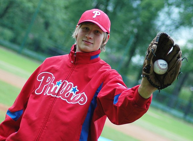 Lounský odchovanec Marek Minařík podepsal v roce 2010, ze kterého pochází snímek, profesionální smlouvu s týmem americké Major Baseball League. V 16 letech. Dnes je mu 29 let a válí za českou reprezentaci.