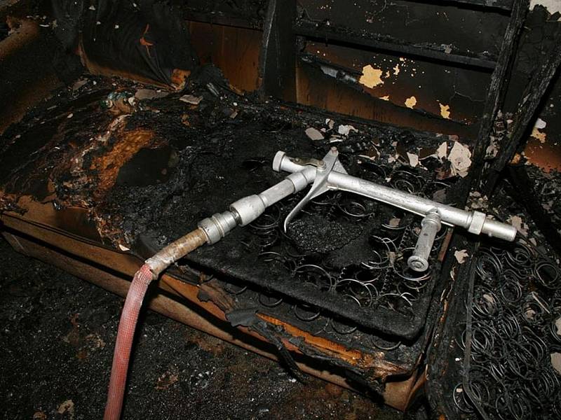 Oheň zničil byt i jeho zařízení.