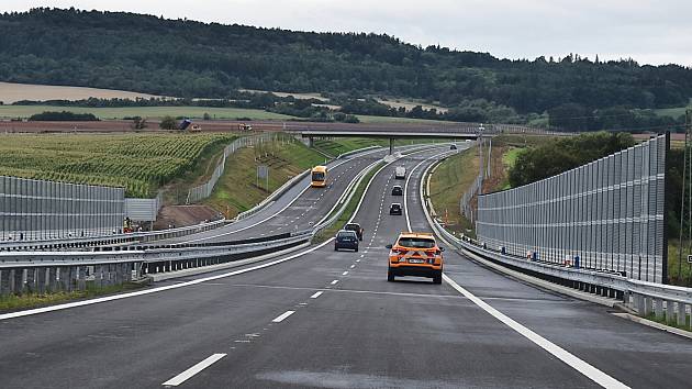 Obchvat kolem Lubence, který je součástí dálnice D6 Praha – Karlovy Vary. Ilustrační foto