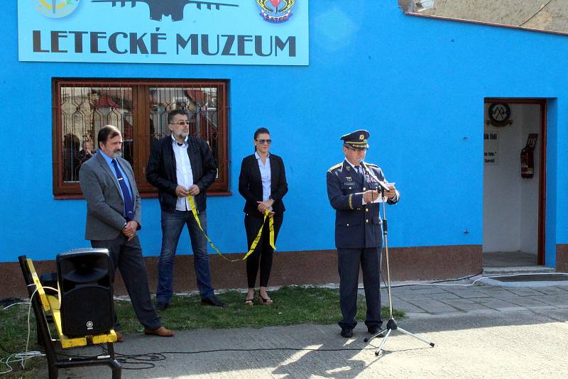 Leteckém muzeum v Bezděkově má novou fasádu. Z muzea se účastníci akce přesunuli k památníku letců v Žatci, kde se konal každoroční pietní akt u příležitosti Dne letectva.