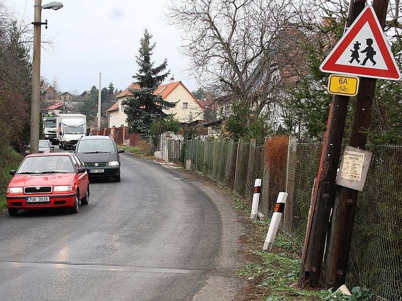 Chomutovskou ulicí v Žatci vede objízdná trasa. Denně tam nyní jezdí o tisíce aut víc, než je obvyklé. 