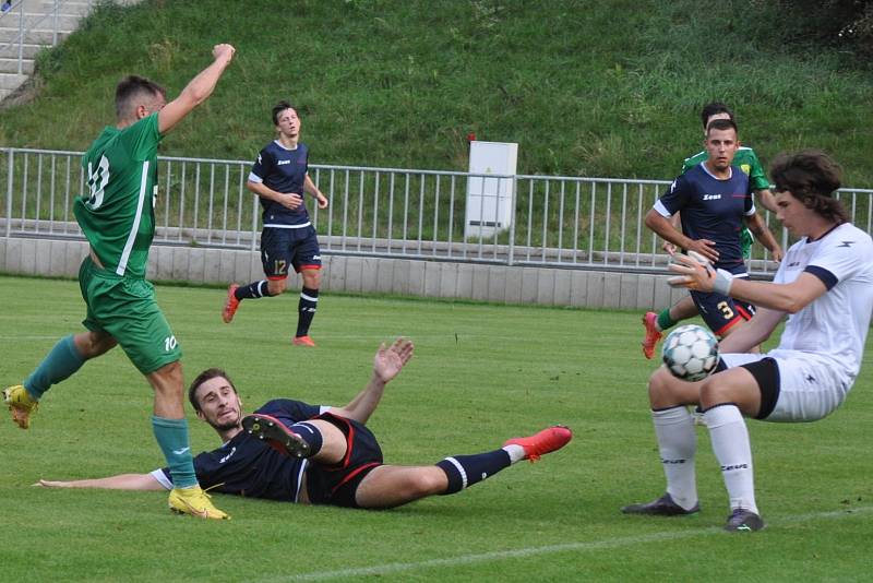 Krajský přebor: Žatec (zelená) vs. Krupka. Domácí vyhráli na penalty.