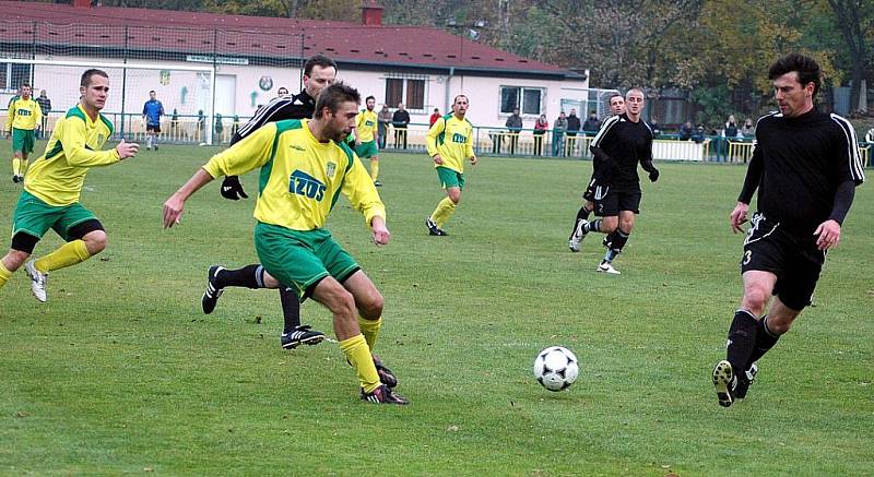 Fotbalové utkání Žatce proti Blšanům (v tmavém). Na snímku Macháček před Danielem Šmejkalem