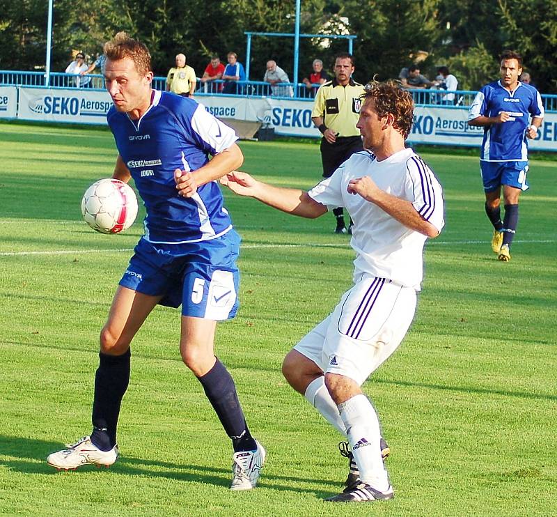 Utkání Loun (v modrém) proti týmu Modré. Na snímku lounský Jaroslav Matějka