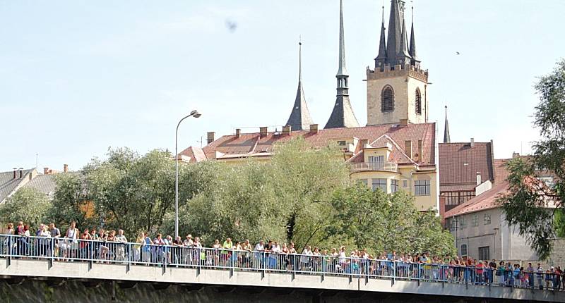 Letní lounské vábení 2015. Diváci na mostě Veslařů.