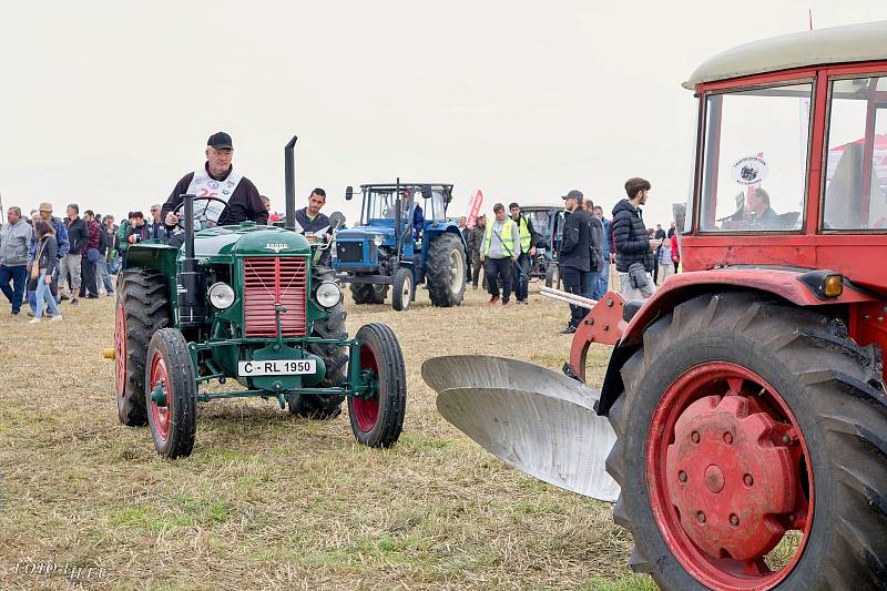 U Podbořan v sobotu proběhlo mistrovství ČR v orbě. Účastníci soutěžili na dobových i historických traktorech.