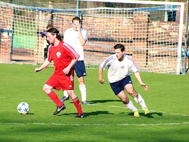 Fotbalisté Postoloprt (v červeném) na svém hřišti prohráli s AFK Loko Chomutov 2:3.