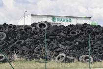 Po zkrachovalé společnosti Hargo zůstaly v zóně Triangle u Žatce tisíce pneumatik.