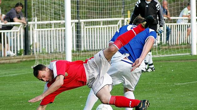 Fotbalisté Žatce zahrávali jeden pokutový kop v utkání s Jiskrou Modrá, ale  druhý se už nepískal po souboji Jiřího Kosejka s padajícím domácím Vítězslavem Koubou.