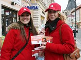 Magdaléna Špičáková (vlevo) a Alena Hamanová rozdávaly v ulicích Loun propagační materiály k podzimní osvětové kampani Nebudu pozitivní HIV!