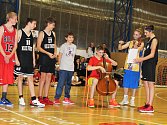 TYGŘÍ SMEČKA. Na speciálním mikulášském tréninku v Lounech se hrálo, nejen s míčem, ale i na hudební nástroje. Zpívalo se, děti dostaly od Mikuláše také dárky.