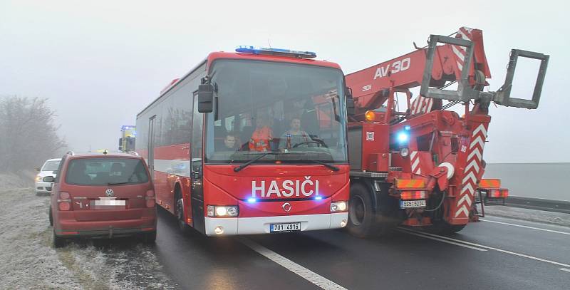 Nehoda autobusu s dětmi u Panenského Týnce si vyžádala na čtyři desítky zraněných